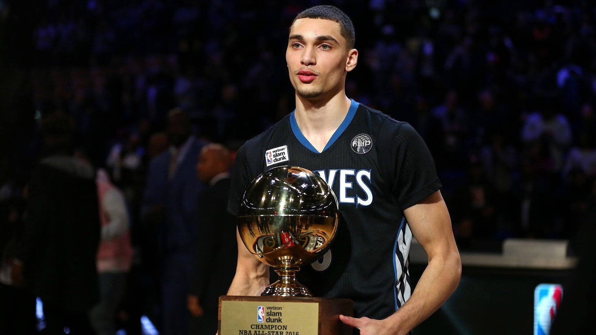 深圳新鹏城主场气氛热烈，球迷支持力度大，深圳新鹏都